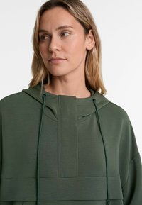 OYSHO SOFT-TOUCH WITH ZIP - Melegítőfelső - mottled dark green
