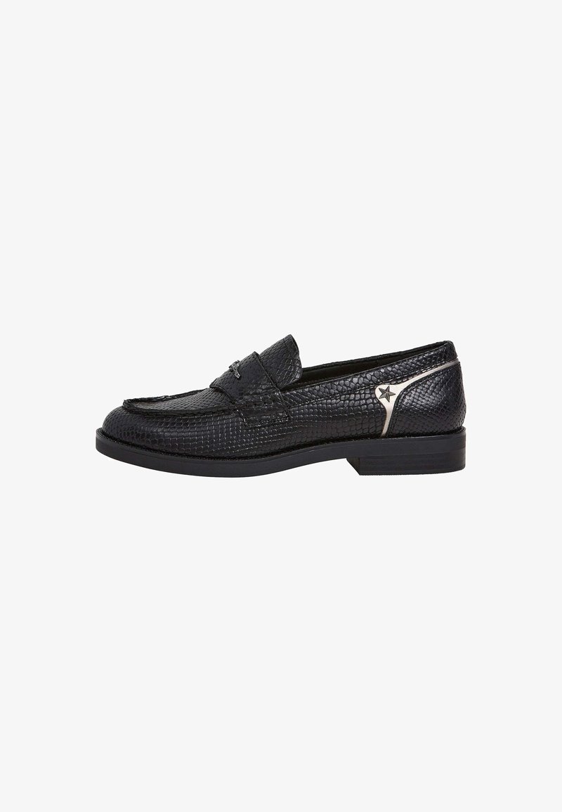 Mocassin en cuir noir texturé avec petit talon, accent étoile en métal près du talon, et détails cousus sur la tige et la semelle.