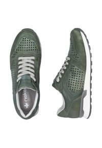 Grüne Wildledersneaker mit perforiertem Design, grauen Schnürsenkeln und Gummisole. Verfügt über eine gepolsterte Innensohle und ein Logo auf der Zunge.
