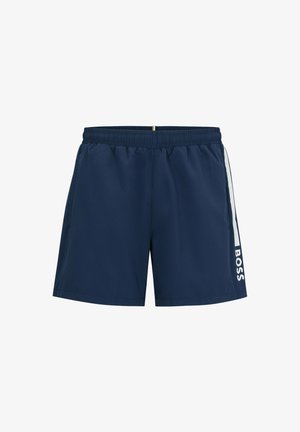 Shorts de bain bleu marine avec une taille élastique, des poches latérales et des rayures blanches contrastantes arborant le logo "BOSS" sur le côté gauche.