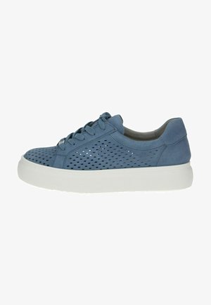 Niebieskie zamszowe sneakersy z perforowanym wzorem, okrągłym przodem, sznurowanym zapięciem i białą gumową podeszwą. Teksturowana cholewka i gładkie wyściółka.