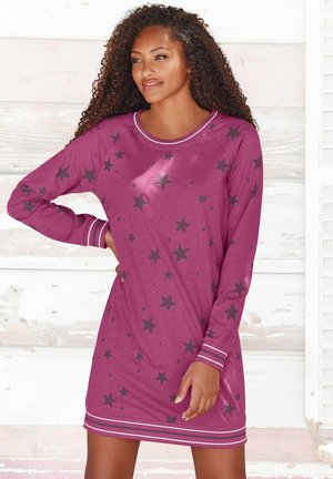 Langarm-Nachthemd in knielanger Länge in leuchtendem Magenta mit schwarzen Sternmustern. Verfügt über einen runden Halsausschnitt sowie gestreifte Bündchen und Saum. Weicher Stoff.