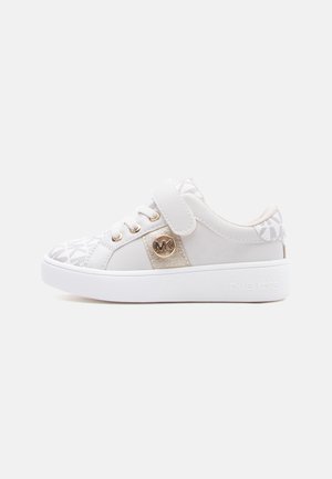 Hvid lavtop sneaker med guldaccenter, mærket MK-logo, snørebånd med en ekstra velcro-rem og en mønstret hælsektion.