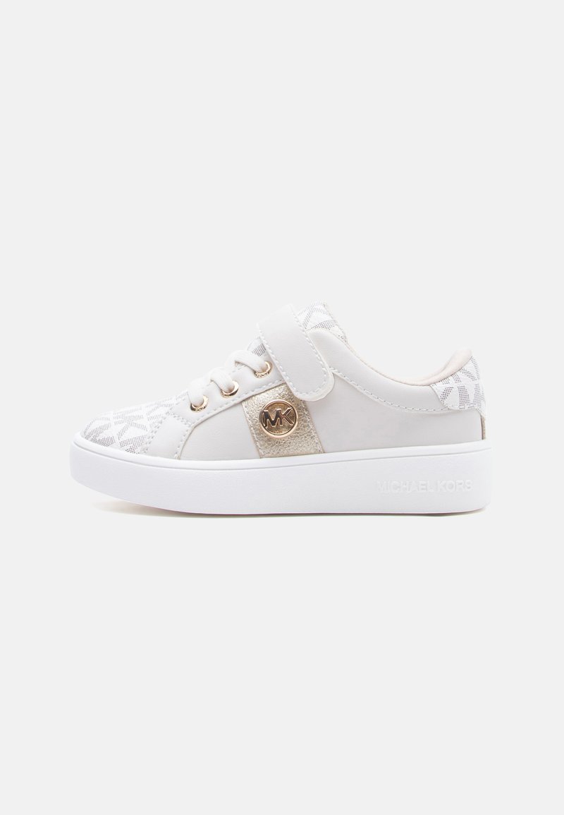 Λευκό sneaker χαμηλού προφίλ με χρυσές λεπτομέρειες, με λογότυπο MK, κορδόνια και επιπλέον λουράκι με βέλκρο, και διακοσμητικό τμήμα στη φτέρνα.
