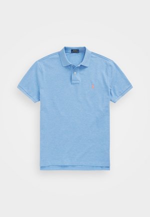 Polo bleu clair à manches courtes avec patte à deux boutons et petit logo rose brodé sur le côté gauche de la poitrine.