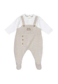 Salopette à carreaux avec un haut blanc à manches longues attaché. Présente un motif à carreaux marron et blanc, des boutons sur le côté, et un tissu doux.