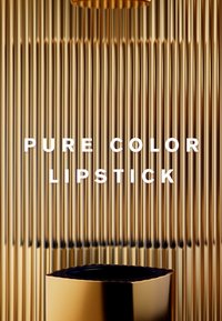 Étui à lèvres doré avec une partie intérieure noire, posé sur un fond à rayures dorées texturées. Le texte indique "ROUGE À LÈVRES PURE COLOR."