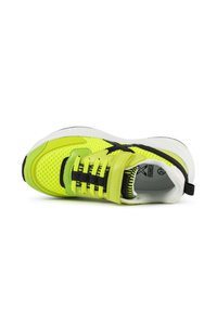 Baskets de sport jaune fluo avec un dessus en maille respirante, accents noirs et lacets noirs. Elles disposent d'une semelle blanche rembourrée.