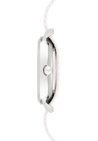 Silberner Metallgehäuse mit polierter Oberfläche, ausgestattet mit einem strukturierten, weißen geflochtenen Armband und einer seitlichen Krone zur Einstellung.