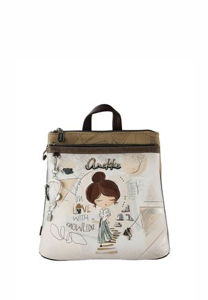 Zaino piccolo beige e marrone con una ragazza dei cartoni animati, libri, portachiavi con occhiali da sole e testo "Innamorato della conoscenza."