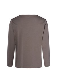 Langärmliges Shirt in dunklem Taupe, aus weichem Stoff gefertigt. Es hat einen Bootsausschnitt und einen abgerundeten Saum, ohne sichtbare Muster oder Verzierungen.