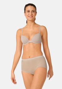 Reggiseno imbottito beige con spalline sottili e regolabili, abbinato a mutandine a vita alta in un tessuto morbido e liscio con una cintura sottile.