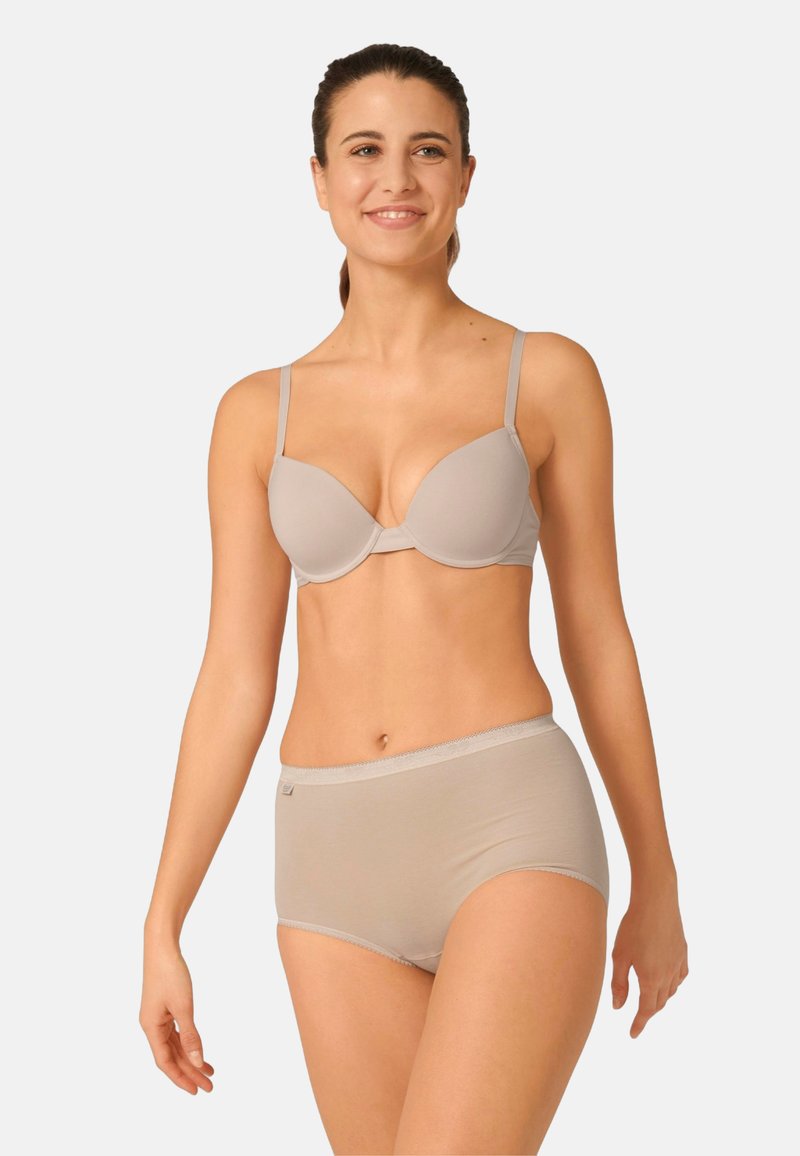 Reggiseno imbottito beige con spalline sottili e regolabili, abbinato a mutandine a vita alta in un tessuto morbido e liscio con una cintura sottile.