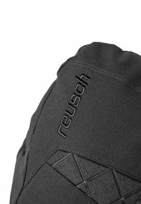 Schwarzer Textilhandschuh mit einem genähten geometrischen Muster und dem "reusch"-Logo in schwarzer Stickerei entlang des Bündchens.