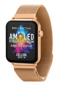 Montre intelligente avec un affichage AMOLED carré noir, un bracelet en maille métallique doré, des bords arrondis et un bouton latéral pour la navigation. Le texte comprend les caractéristiques.