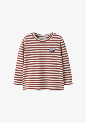 Długie rękawy koszulki dla malucha w biało-rdzawą poziomą wstążkę oraz małą haftowaną ciężarówkę w kolorze niebieskim i rdzawej na piersi.