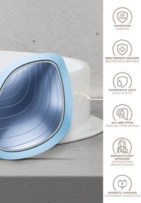 Dispositif en silicone avec un bord bleu lisse et incurvé et une surface intérieure réfléchissante, placé sur un piédestal gris clair. Comprend des icônes pour les fonctionnalités.