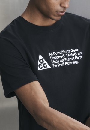 Nike ACG TEE TRAIL LOGO - Športové tričko - black