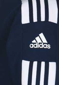 Marineblauwe sweatshirt met witte accentstrepen op de schouders en een wit Adidas-logo op de borst, gemaakt van zachte stof.