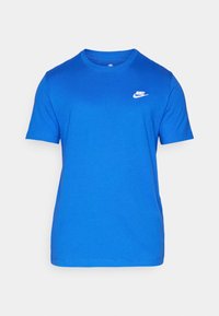 Blå bomulds T-shirt med korte ærmer, rund halsudskæring og et lille hvidt Nike-logo på venstre brystområde. Glat tekstur, standard pasform.