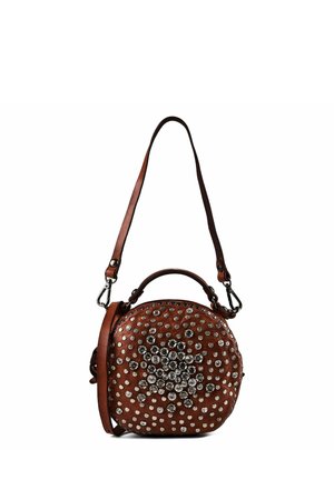 Bolso de mano redondo de cuero marrón con tachuelas y piedras de imitación organizadas en un patrón de estrella, con asa superior y correa de hombro desmontable.