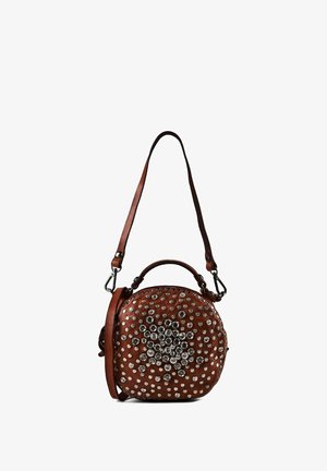 Borsa a mano rotonda in pelle marrone con borchie e strass disposti a forma di stella, dotata di manico superiore e tracolla staccabile.