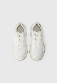 Sneaker bianche in rete con accenti grigi, punta rotonda e suola testurizzata. Presentano lacci bianchi e un marchio sulla soletta.
