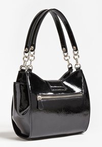 Zwarte handtas van lakleer met een glanzende afwerking, dubbele handvaten, zilveren kettingaccenten en een voorvak met rits. Ronde vorm met duidelijke randen.