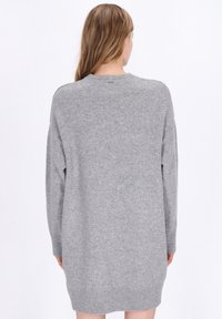 Rochie tricotat�ă gri, cu mâneci lungi, tiv cu textură ribbed și croi lejer. Textură moale, detalii minime și design cu guler rotund.