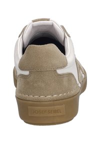 Beżowe zamszowe i białe skórzane sneakersy z gumową podeszwą, z wykończeniami szytymi i wyściełanym kołnierzem. Metka marki znajdująca się na pięcie.