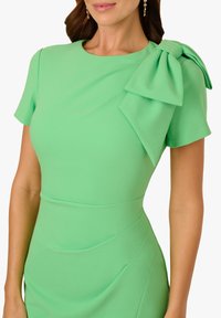 Adrianna Papell BOW MIDI - Pouzdrové šaty - wild apple