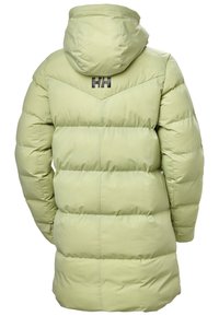 Piumino verde chiaro con cappuccio, caratterizzato da sezioni trapuntate e un logo nero sulla parte superiore della schiena. Texture morbida con una vestibilità aderente.