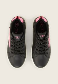 Czarne skórzane sneakersy z różowymi akcentami, okrągłym noskiem i białą podeszwą. Posiadają tradycyjne sznurowanie oraz logo na języku.