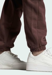 adidas Originals Tepláky - shadow brown