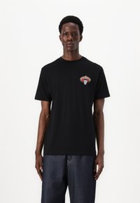 Schwarzes Baumwoll-T-Shirt mit rundem Halsausschnitt und kurzen Ärmeln, mit einem bunten gestickten Design im Bereich der linken Brust.