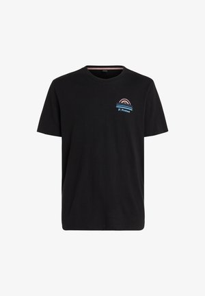 Zwart T-shirt met korte mouwen en een klein ontwerp op de borst met roze en blauwe halve cirkels en het woord "Protest" in blauw.