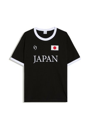 Czarna koszulka z białym kołnierzykiem i brzegami rękawów, z napisem "JAPAN", czerwonym okrągłym symbolem flagi oraz logo z dwoma okrągłymi strzałkami na piersi.