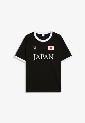 Czarna koszulka z białym kołnierzykiem i brzegami rękawów, z napisem "JAPAN", czerwonym okrągłym symbolem flagi oraz logo z dwoma okrągłymi strzałkami na piersi.