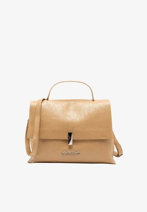 Borsa a mano in similpelle color cuoio con chiusura a patta, fermaglio in metallo argentato e tracolla removibile. Presenta un logo in rilievo sulla parte anteriore.