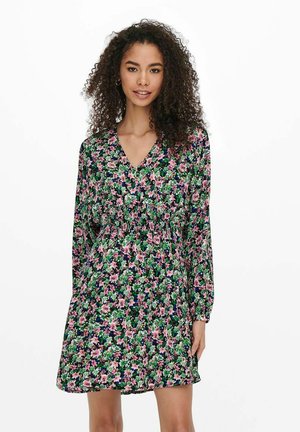 Vestido floral con escote en forma de V, mangas largas y cintura ceñida. La tela muestra una mezcla de patrones de flores en tonos rosas, morados y verdes sobre un fondo oscuro.