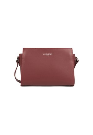 Borsa a tracolla in pelle bordeaux con finitura texture, dotata di chiusura a patta e logo metallico impresso sul fronte.