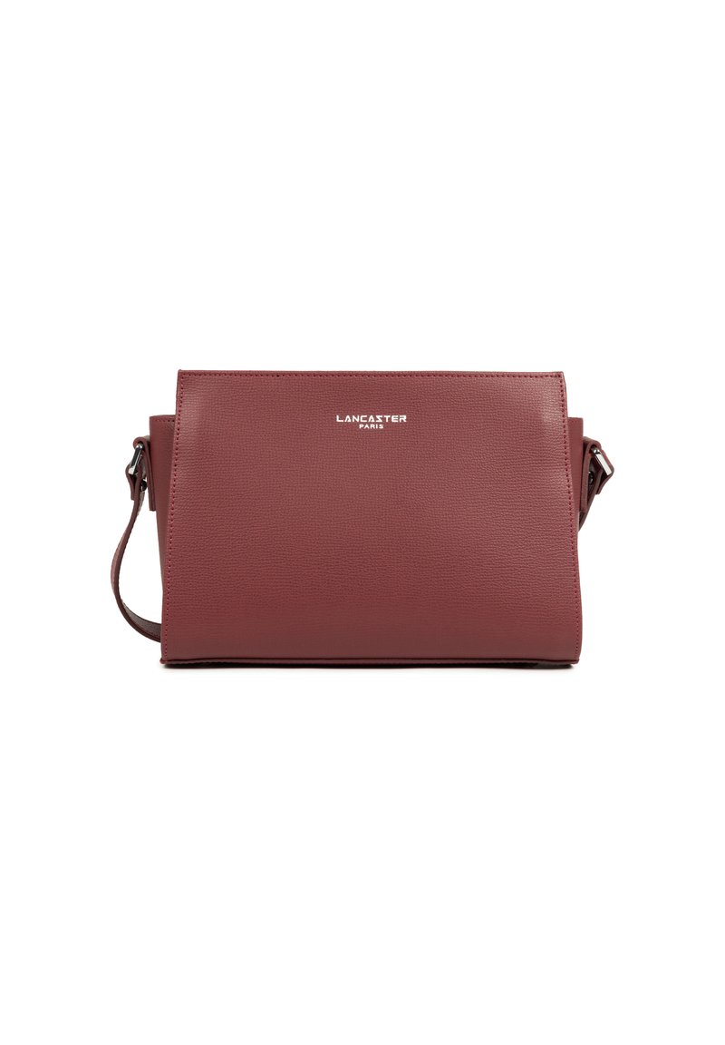 Borsa a tracolla in pelle bordeaux con finitura texture, dotata di chiusura a patta e logo metallico impresso sul fronte.
