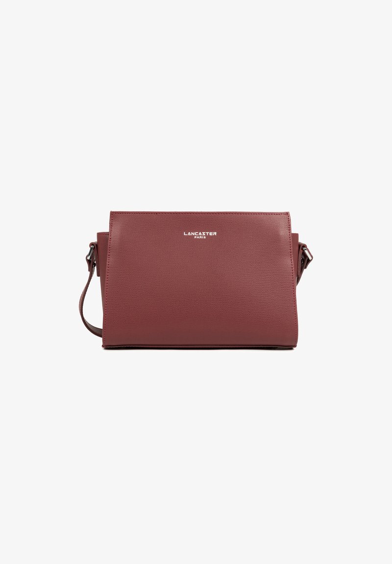 Borsa a tracolla in pelle bordeaux con finitura texture, dotata di chiusura a patta e logo metallico impresso sul fronte.