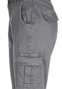 Pantalon cargo gris avec poches à rabat latérales et poche avant, montré de la taille jusqu'au milieu de la cuisse sur fond blanc.