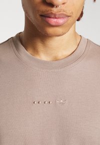 adidas Originals Jednoduché tričko - brown