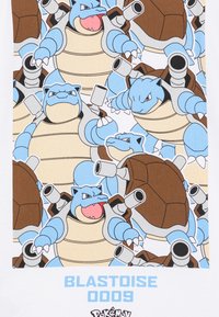 Balta medžiaga turi pakartotinį Blastoise, mėlyno vėžlio Pokémono, dizainą, kuriame matomos jo patrankos, rudas apvalkalas ir žaismingos išraiškos.