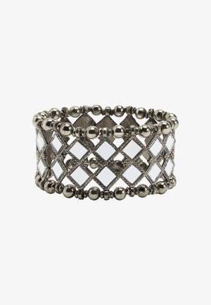 Metalowa bransoletka z wzorem lustrzanych diamentów, oddzielonych zaokrąglonymi koralikami; teksturowana obręcz o metalicznym wykończeniu.