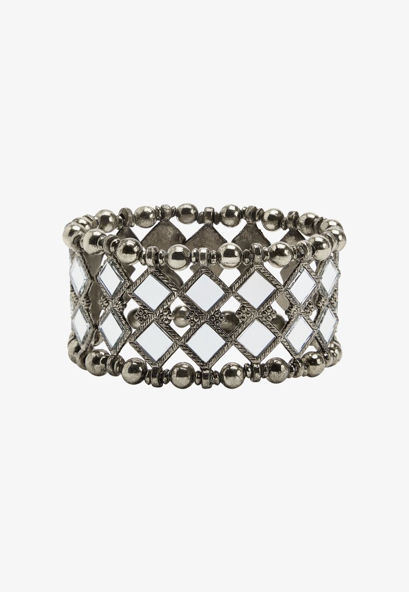 Metalowa bransoletka z wzorem lustrzanych diamentów, oddzielonych zaokrąglonymi koralikami; teksturowana obręcz o metalicznym wykończeniu.