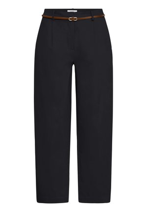 Pantaloni negri cu talie înaltă și croială dreaptă, cu pliuri în față, închidere cu fermoar și curea subțire maro cu cataramă argintie.