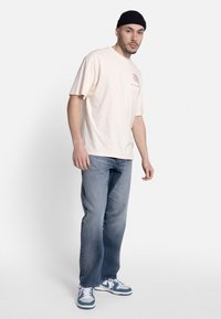 Redefined Rebel WILLIAM TEE BOXY FIT GOTS - Printtipaita - white smoke